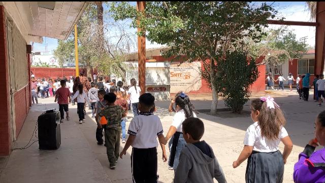 Entre las recomendaciones está evitar exponer a los alumnos al sol en la hora del recreo.