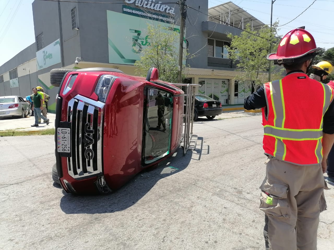 Se impactan auto y camioneta en el Centro de Torreón