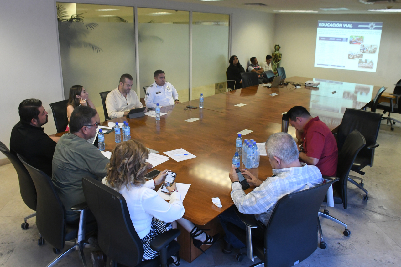 En reunión de la Comisión de Vialidad y Movilidad, el director Luis Morales rindió un informe de las actividades al mes de mayo. (FERNANDO COMPEÁN / EL SIGLO DE TORREÓN)