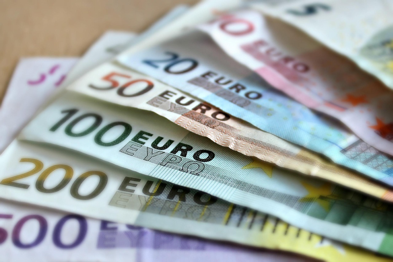 BCE reduce crecimiento económico para la eurozona al 0.9 %; eleva inflación a 5.4 %
