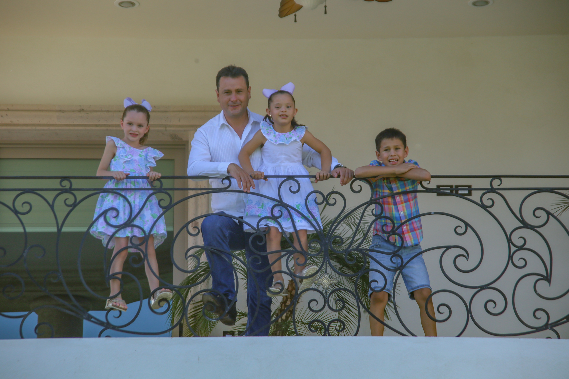 Héctor Iván González con sus hijos Mariacarla, Ivana y Max. 