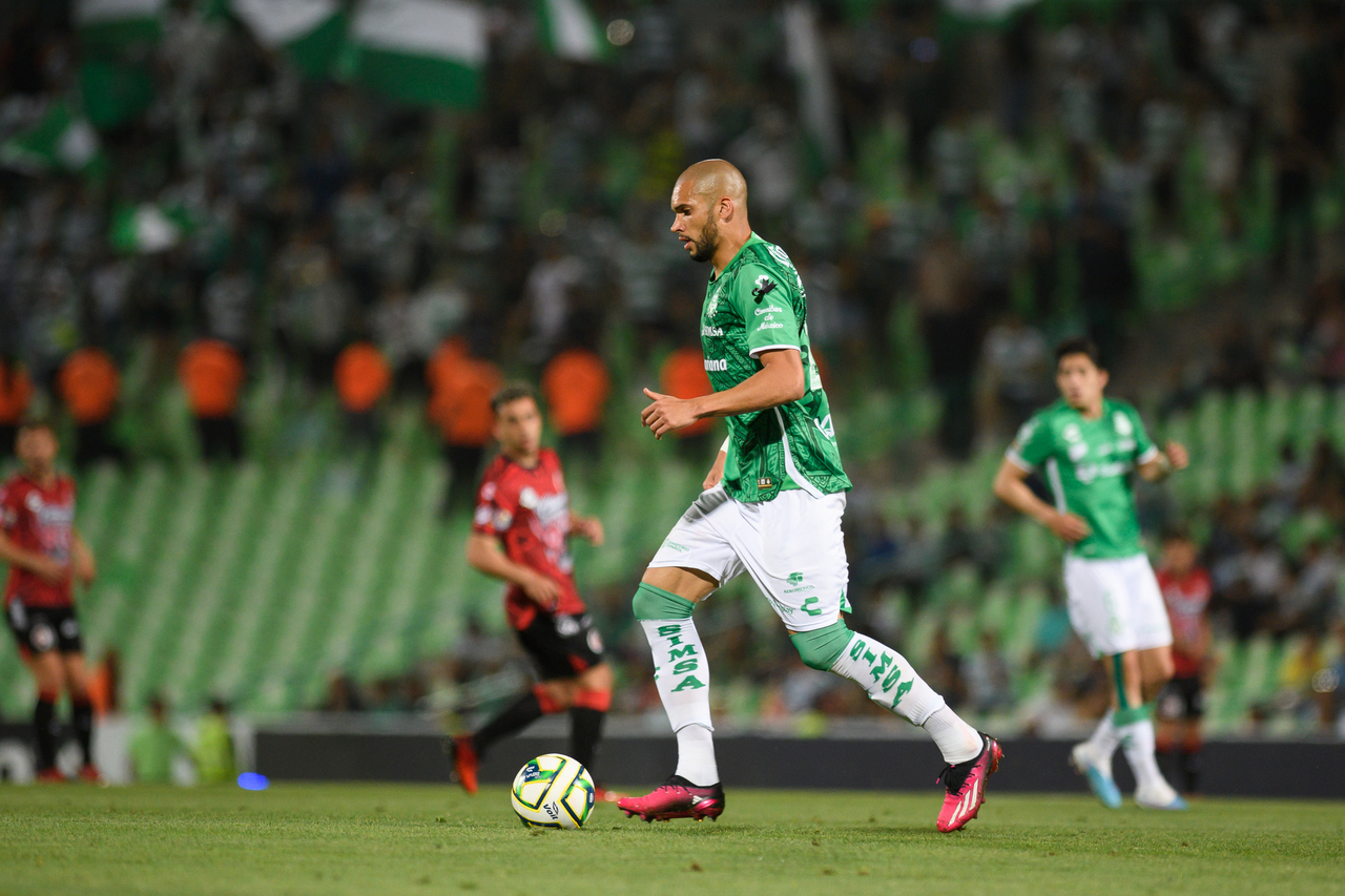 Tanto Matheus Dória como Eduardo Aguirre llegaron ayer a Torreón tras caerse sus fichajes al Cruz Azul; reportarán a pretemporada con Santos.