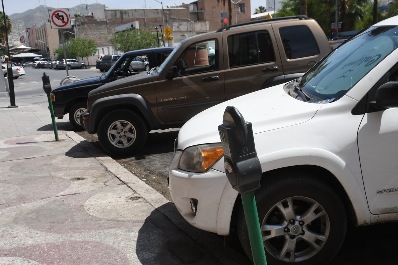 Con el señalamiento de los cajones, inicia la implementación del nuevo sistema de parquímetros. (EL SIGLO DE TORREÓN)