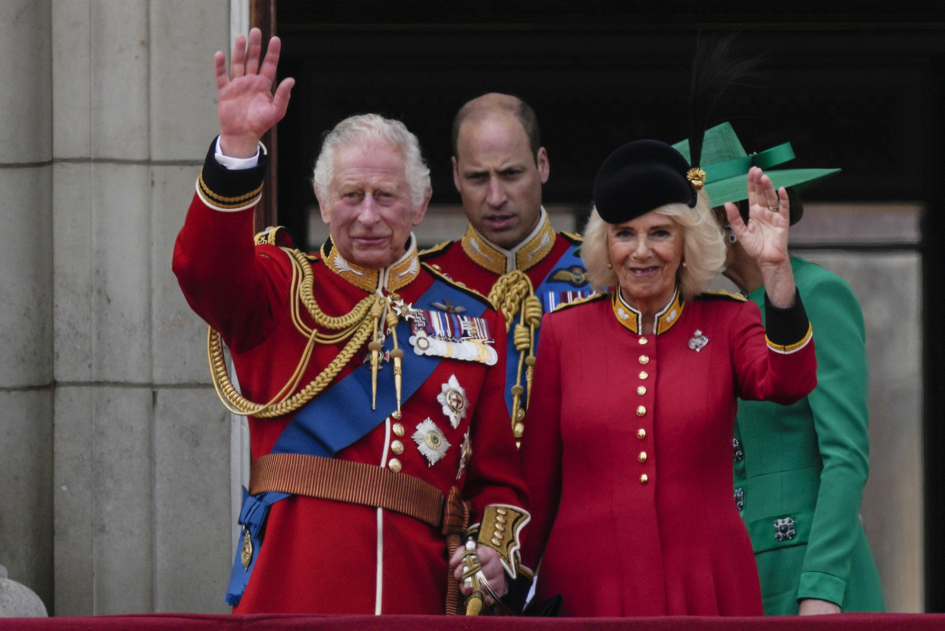 Vestido con el uniforme rojo de ceremonia, Carlos III, de 74 años, salió del palacio de Buckingham, residencia de la familia real, montando a caballo. (AP)