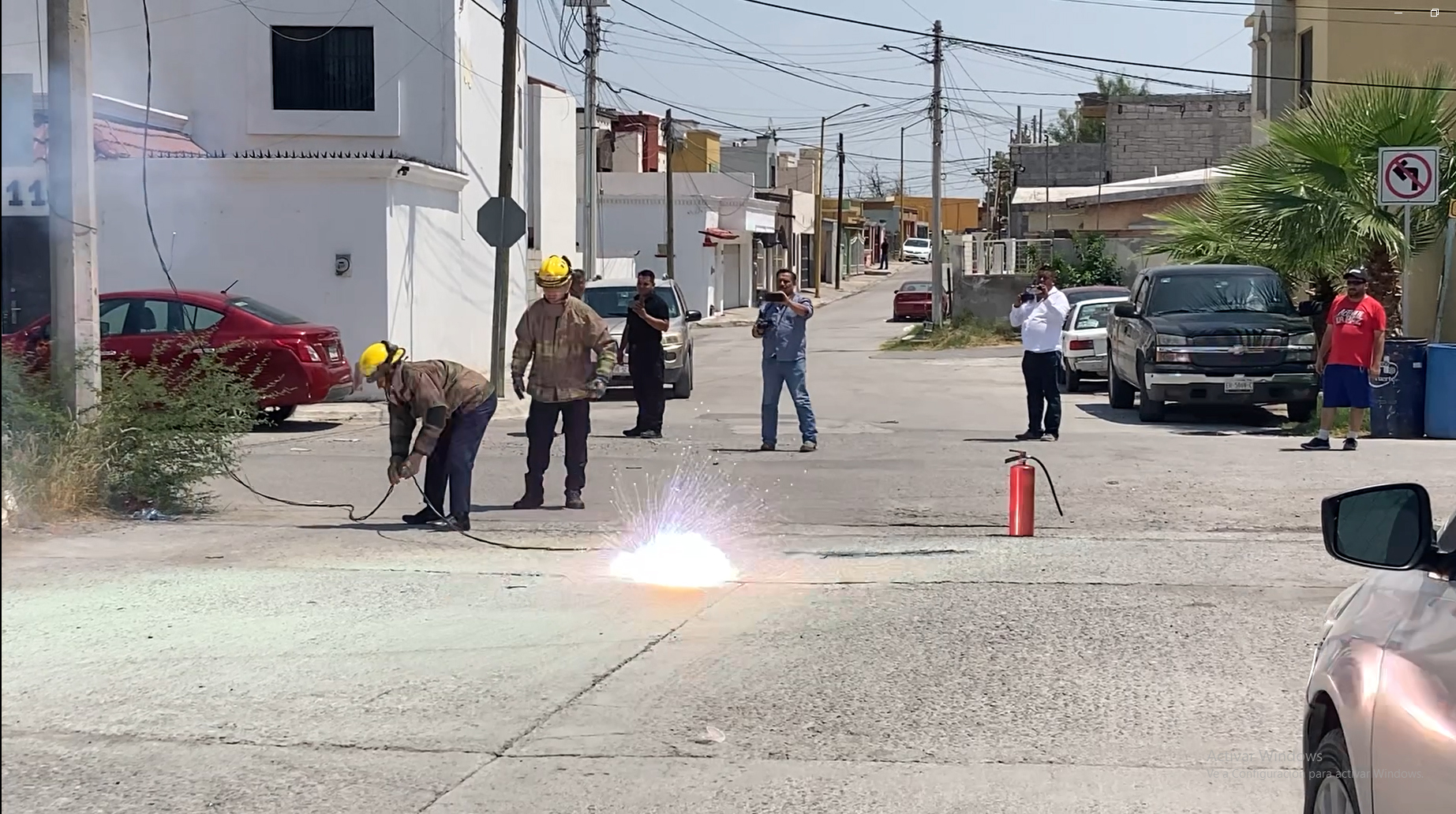 Un cortocircuito fundió los hilos de metal y el cableado de alta tensión cayó al piso.