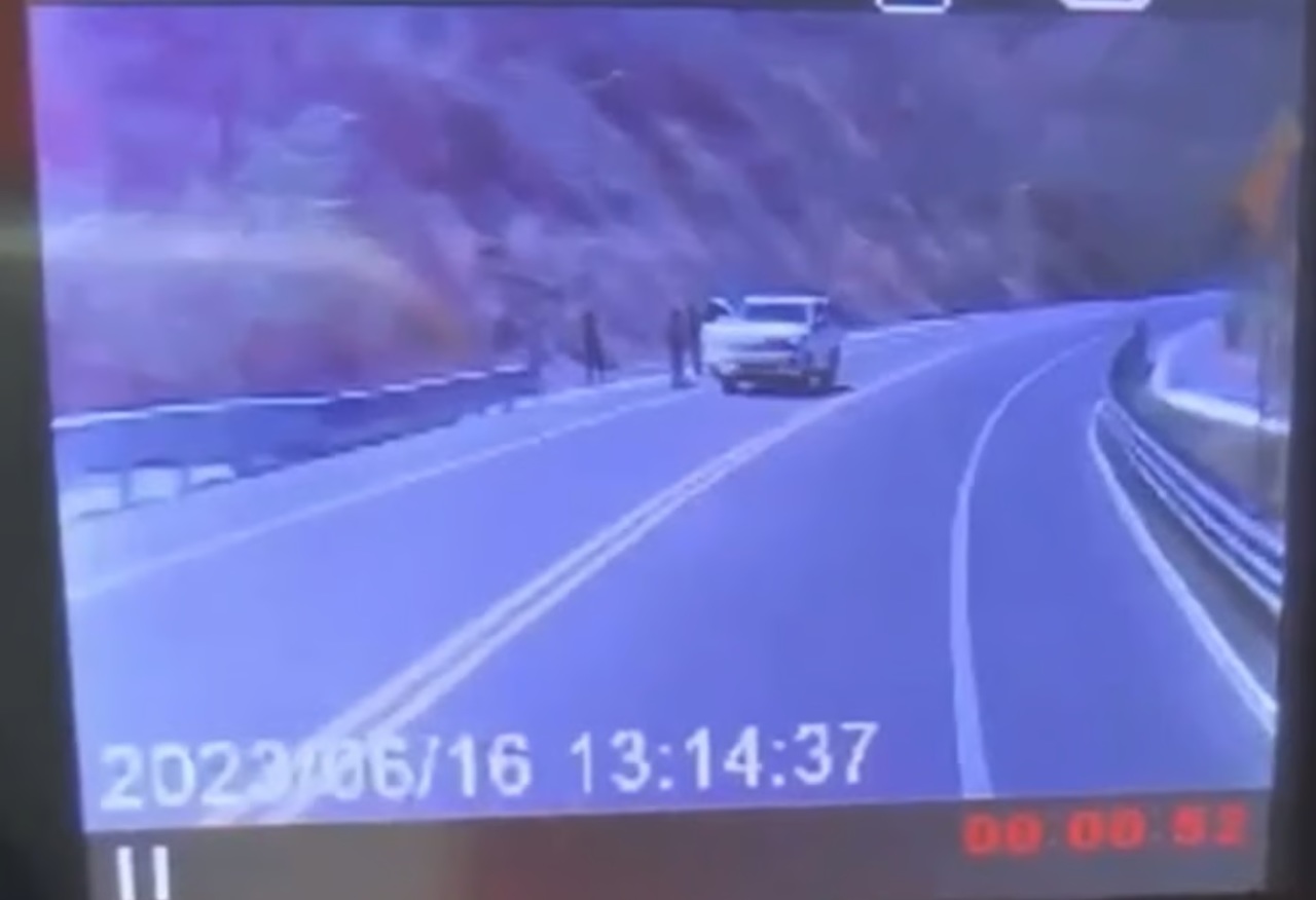 El asalto quedó documentado en un video que grabó una persona que iba circulando por la autopista. (EL SIGLO DE TORREÓN)