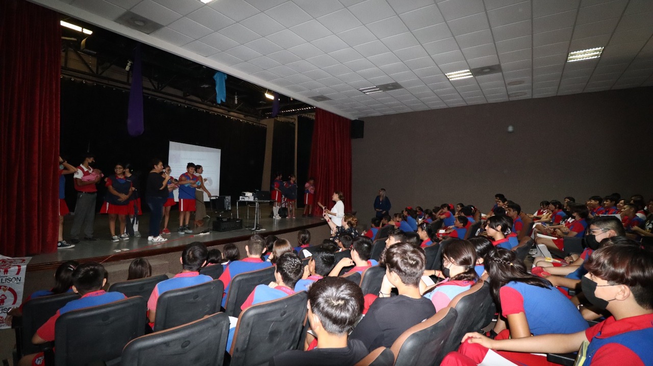 La plática estuvo dirigida a estudiantes del Colegio Escocés, para prevenir riesgos a la salud. (CORTESÍA)