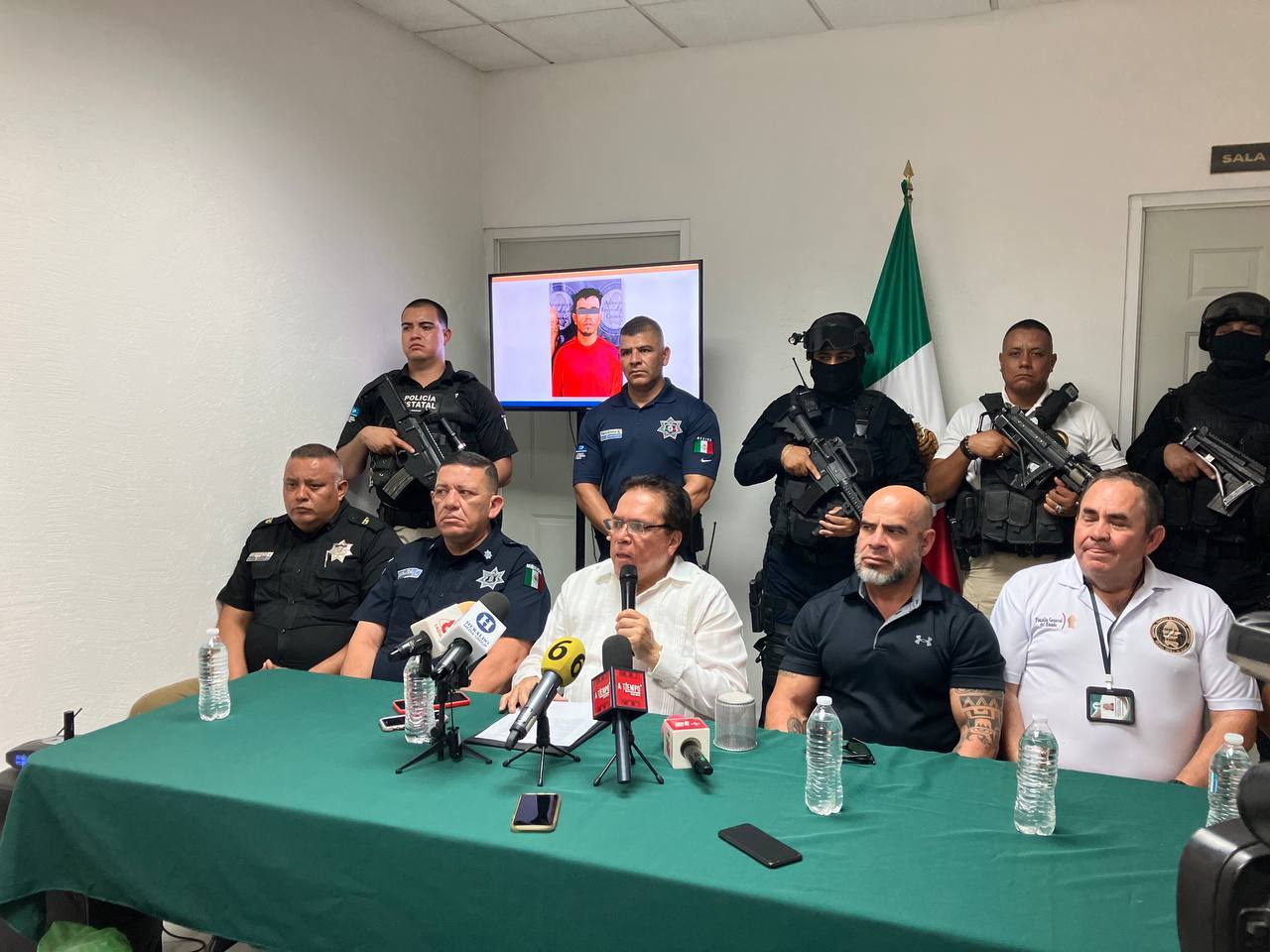 El fiscal Gerardo Márquez Guevara, mencionó que será en las próximas horas cuando el presunto responsable, quien se desempeñaba como lavacoches, sea presentado ante la autoridad correspondiente.