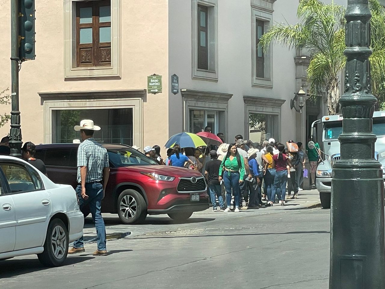 Una de las mujeres de la fila externó que lo peor es que nadie del Banco sale para dar instrucciones. (EL SIGLO DE TORREÓN)