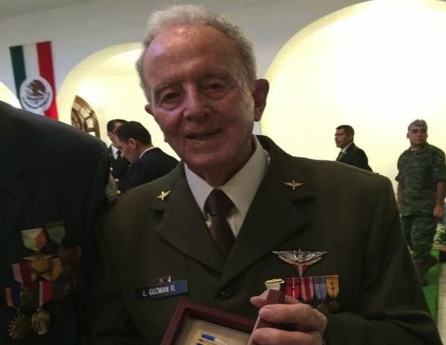 Luis Guzmán Reveles, capitán del Escuadrón 201 que combatió en la Segunda Guerra Mundial. (ESPECIAL)