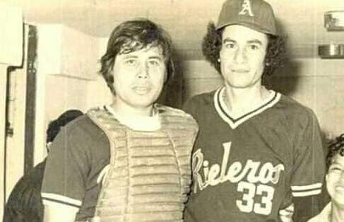 El lagunero Horacio 'El Ejote' Piña (33) fue estrella de Rieleros con su cátcher, Clemente Rosas. (Especial)