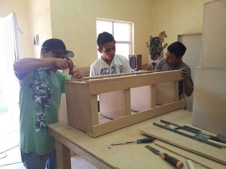 El taller de carpintería se lleva a cabo en las instalaciones del DIF Revolución.