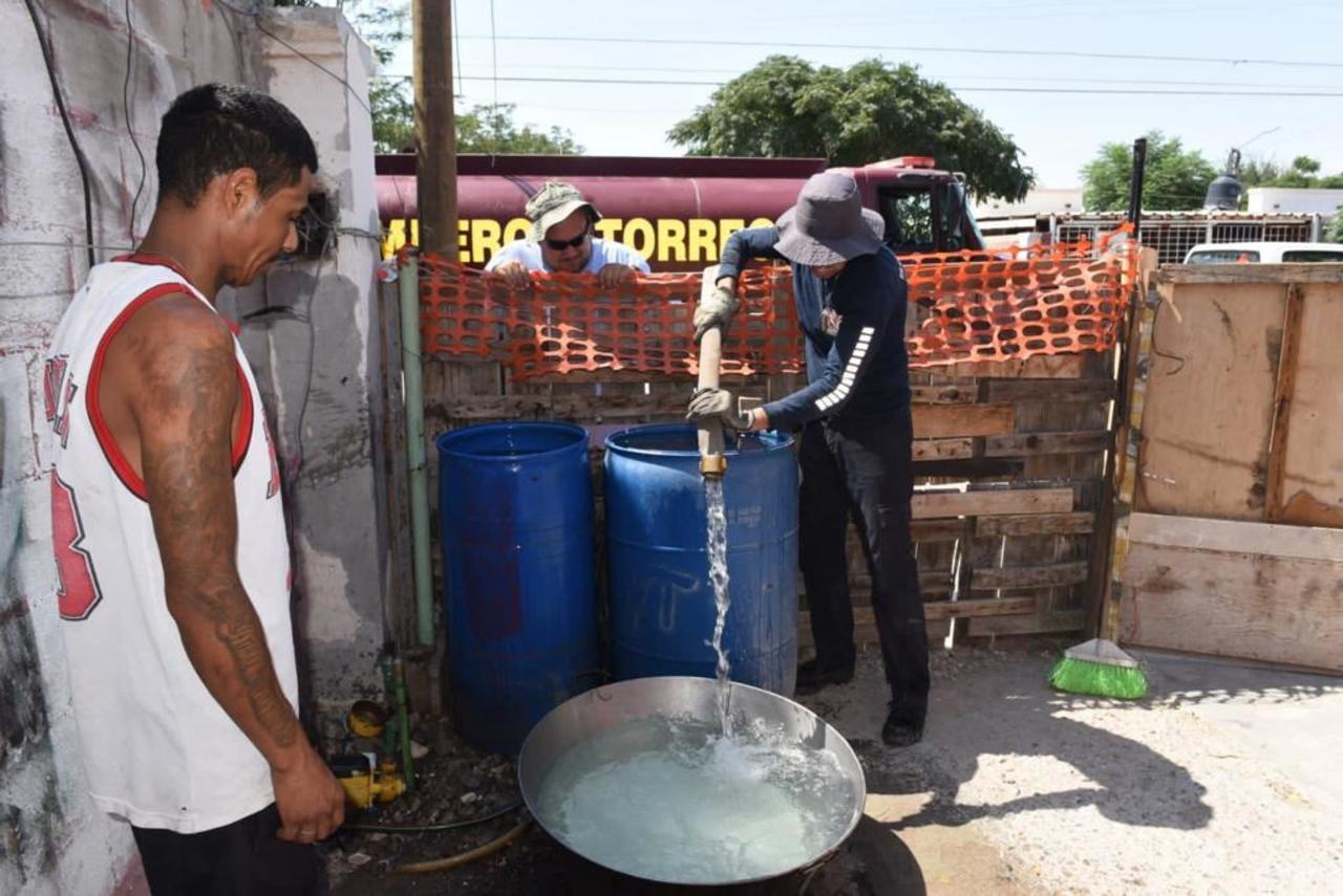 Protección Civil y Bomberos siguen recorriendo las calles de estas colonias para llenar tinacos y otros depósitos a familias del lugar. (CORTESÍA)
