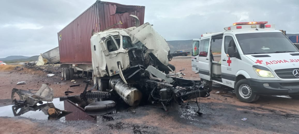 El conductor quedó prensado al interior de la cabina. (EL SIGLO DE TORREÓN)