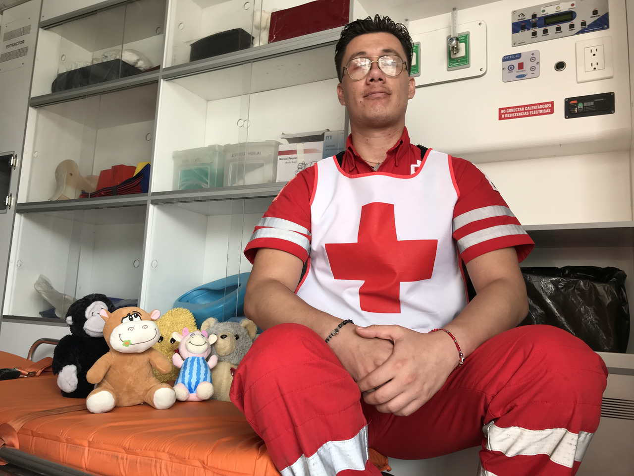 Jesús Emanuel regala juguetes a menores trasladados en ambulancia. (EL SIGLO DE TORREÓN)