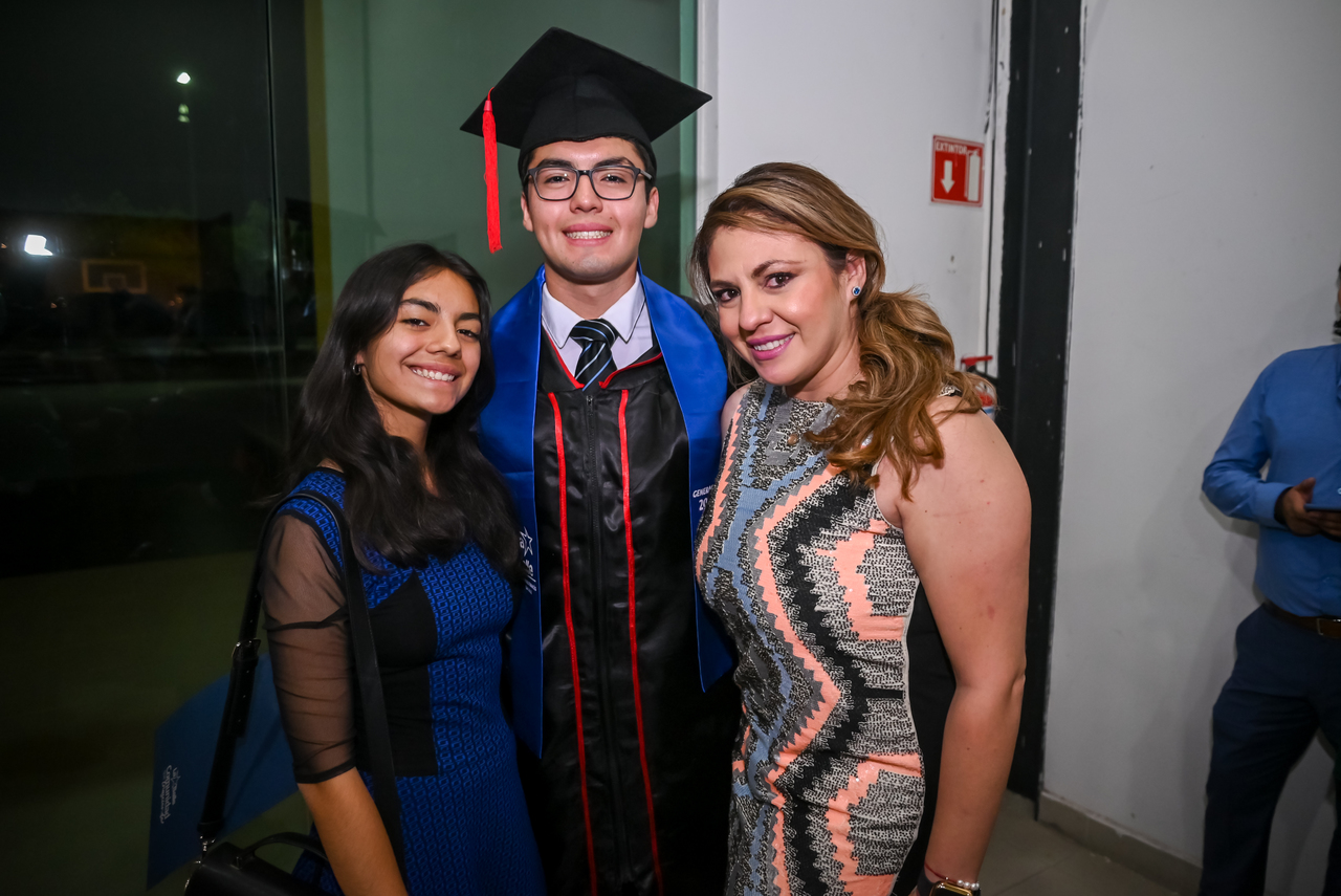 Ivana Mariel López, Víctor Manuel López e Ivonne
García.