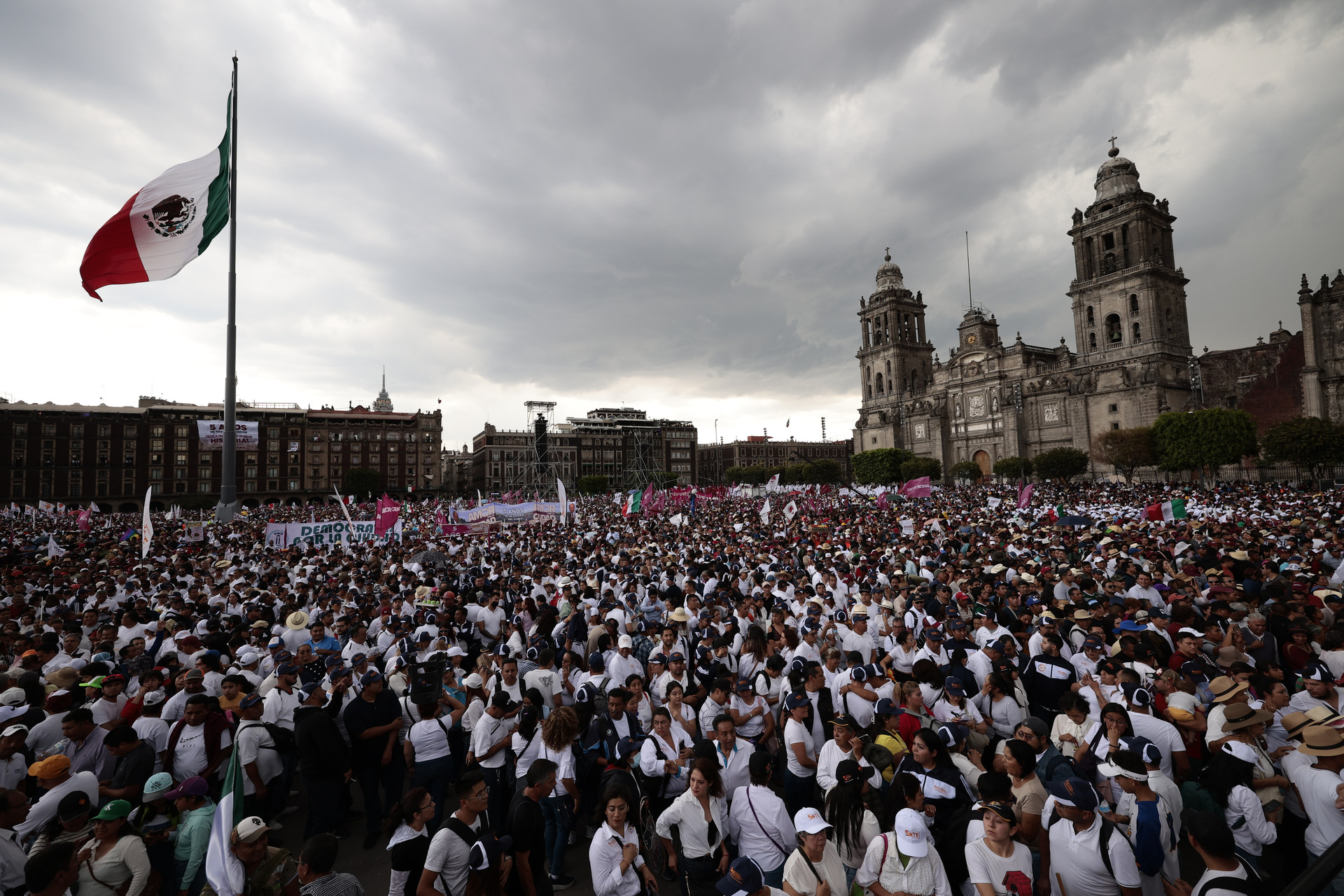 López Obrador agradece asistencia al festejo en el Zócalo
