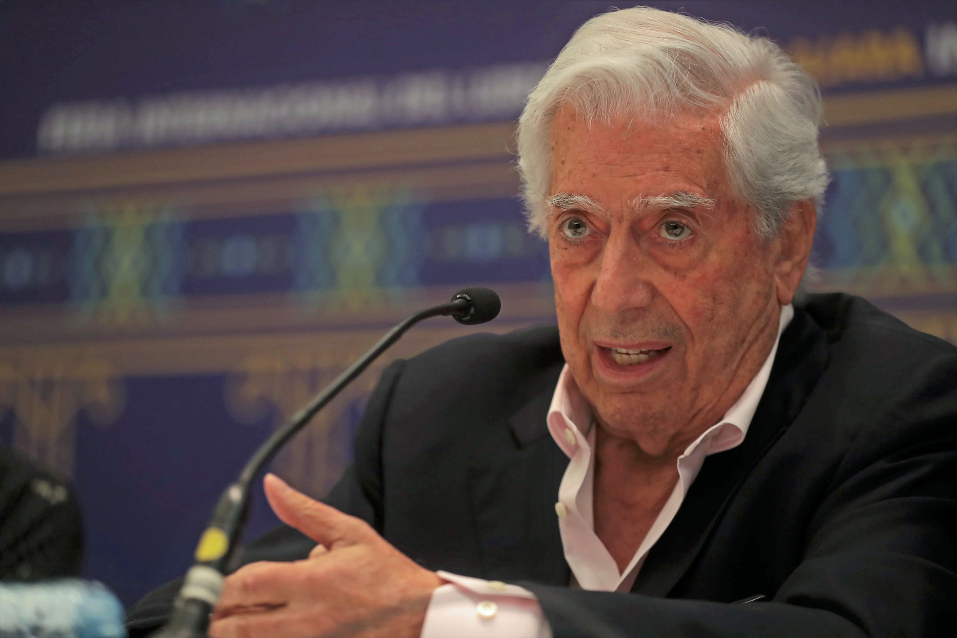 Mario Vargas Llosa, de 87 años, está hospitalizado por covid-19 desde el sábado pasado, lo que supone la segunda vez que el escritor es ingresado por esta enfermedad.