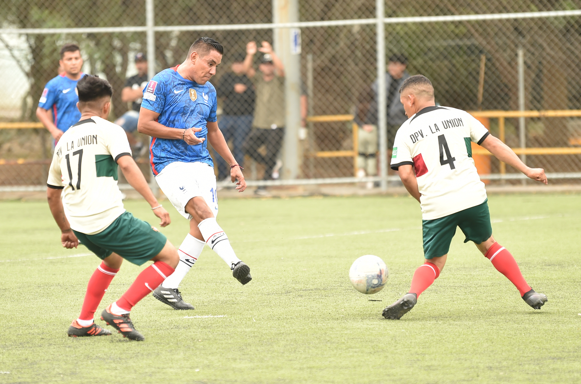 Bajo un clima agradable, el Frente 64 aprovechó su condición de local en Peñoles, para imponerse al Deportivo La Unión. (Foto Ramón Sotomayor)
