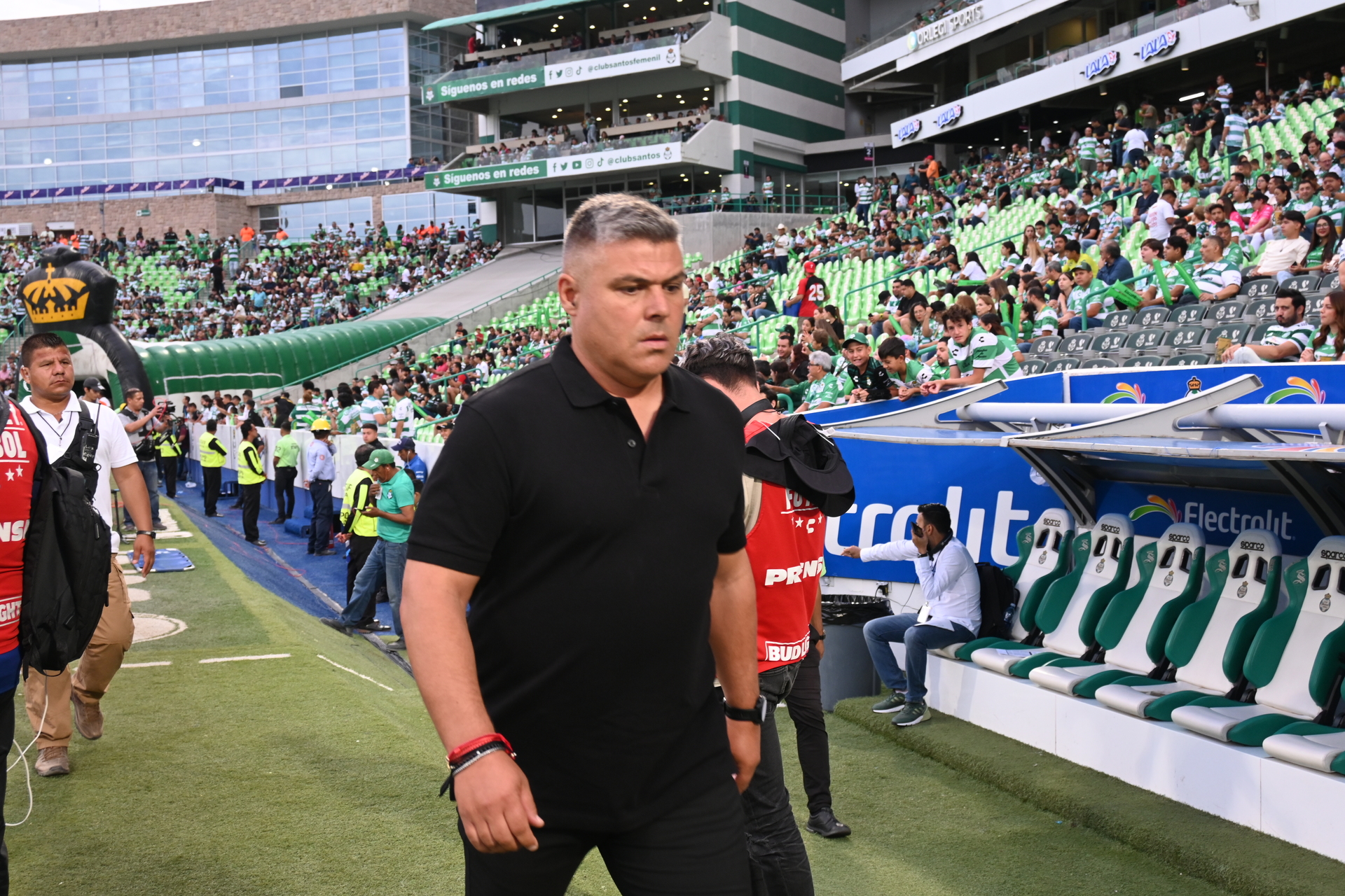 Santos y Cruz Azul, en el fondo