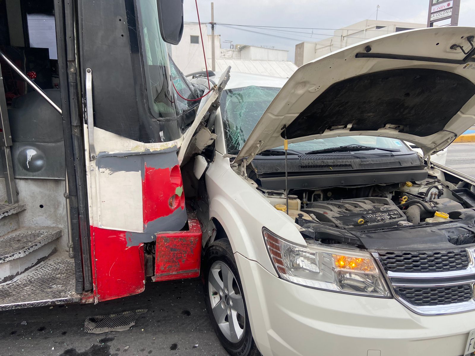 Chocan camioneta y autobús en Torreón; los daños fueron estimados en 120 mil pesos