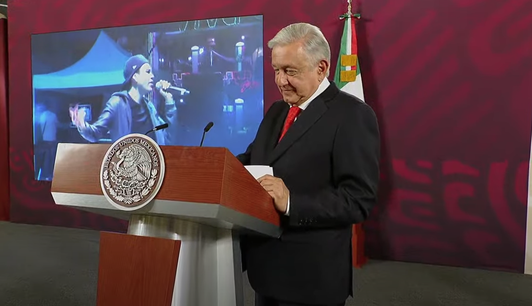 Fue Oye mujer, de Edmundo Gómez Moreno, ​ mejor conocido como Raymix, la canción que AMLO sumó hoy a su repertorio. (ESPECIAL)