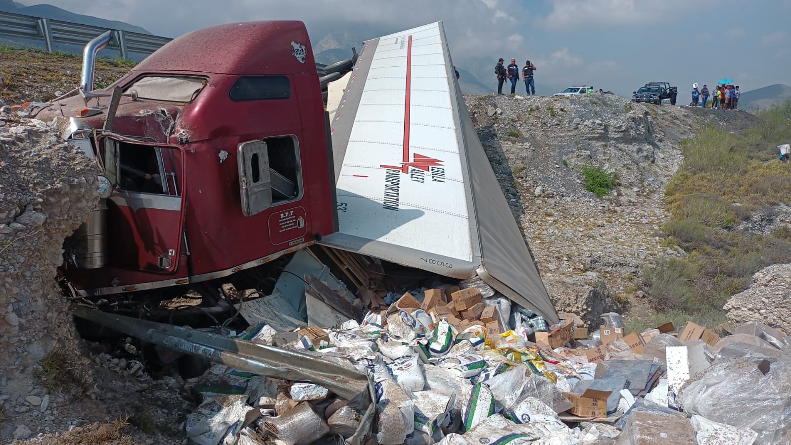 Tráiler Vuelca En La Carretera Saltillo-Monterrey; Chofer Se Reporta ...