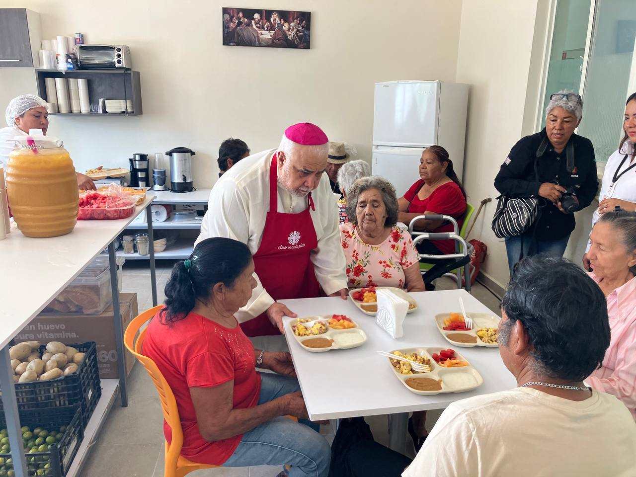El obispo de Gómez Palacio, Jorge Estrada Solórzano bendijo ayer por la mañana el desayunador y sirvió los primeros platillos.