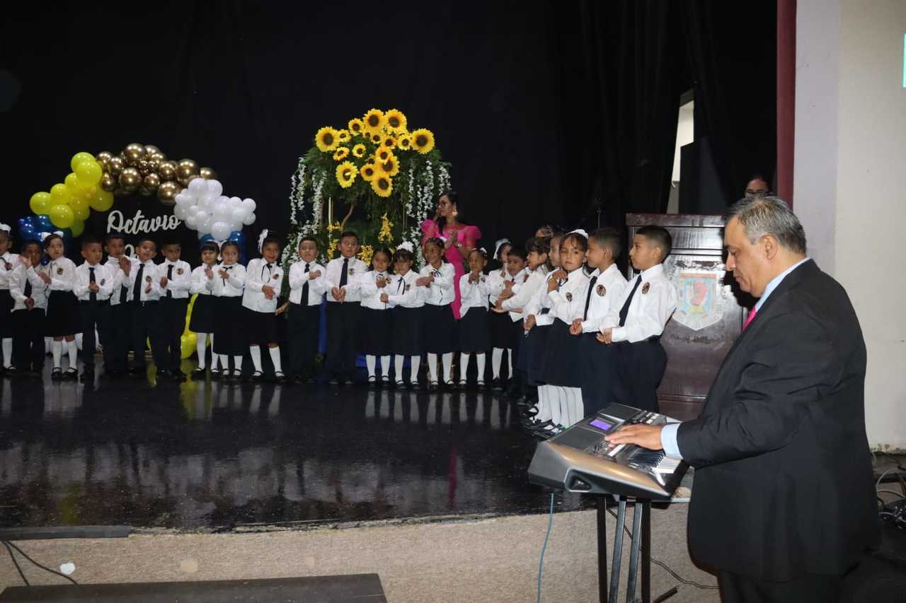 La presidenta del DIF San Pedro fue la madrina de generación.