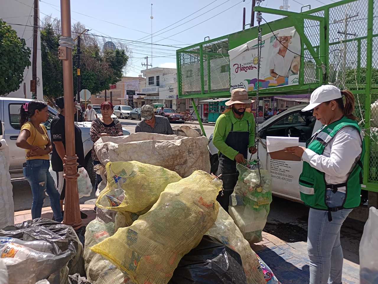 Otra vez se instaló el módulo de reciclaje en la plaza principal. (EL SIGLO DE TORREÓN)