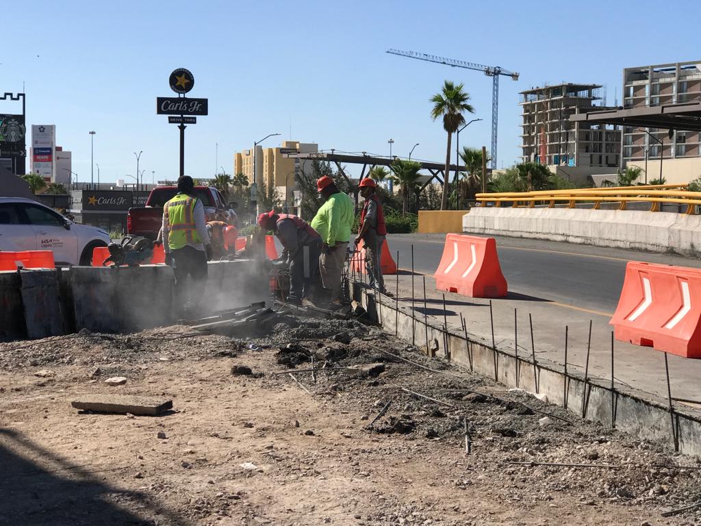 Trabajadores siguen construyendo el muro de contención del retorno de sur a norte. (Foto: FERNANDO COMPEÁN / EL SIGLO DE TORREÓN)