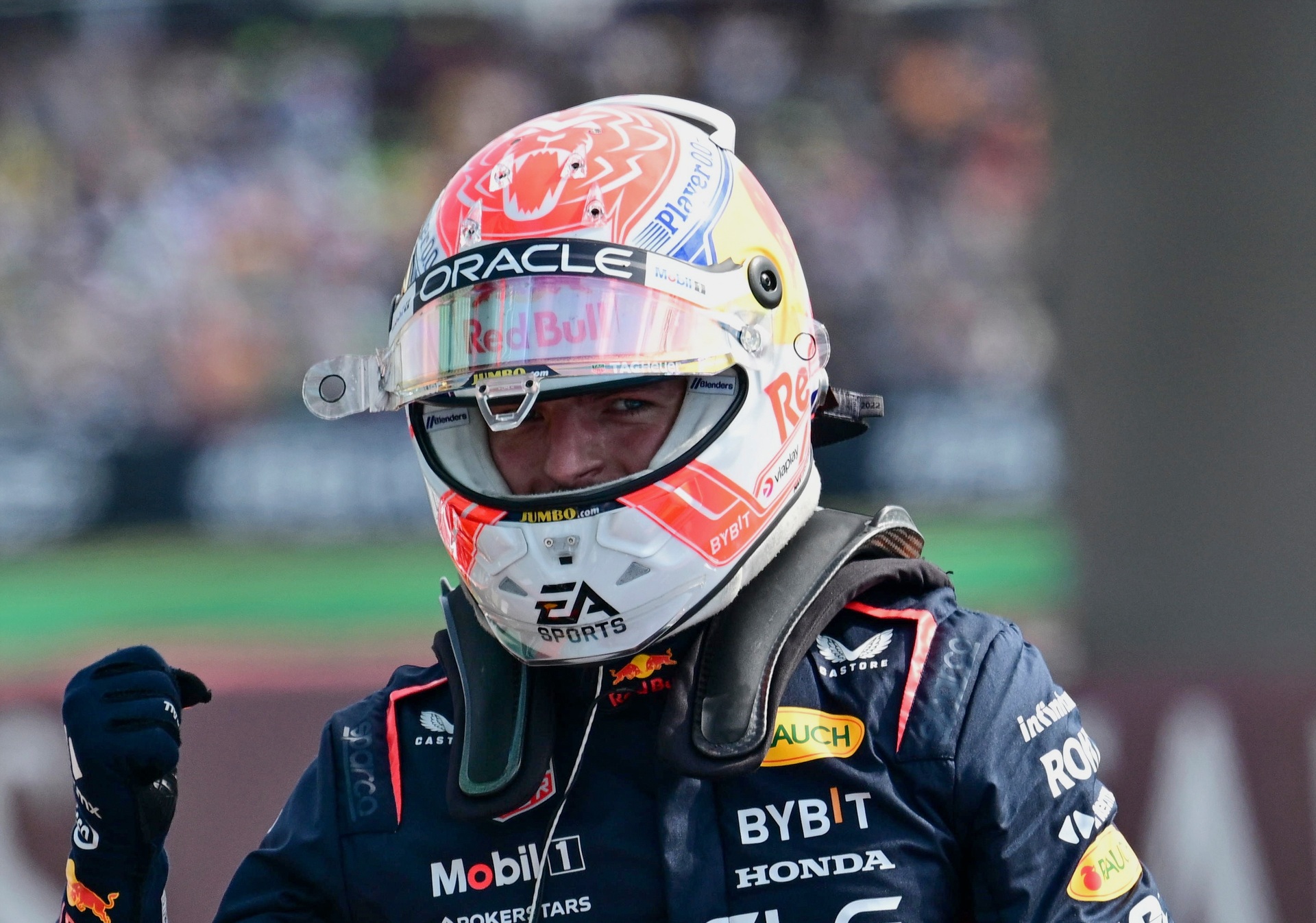 Verstappen, de 25 años, firmó la vigésima séptima 'pole' en la F1 -la séptima de la temporada y la quinta seguida- al dominar la trepidante calificación. (EFE)