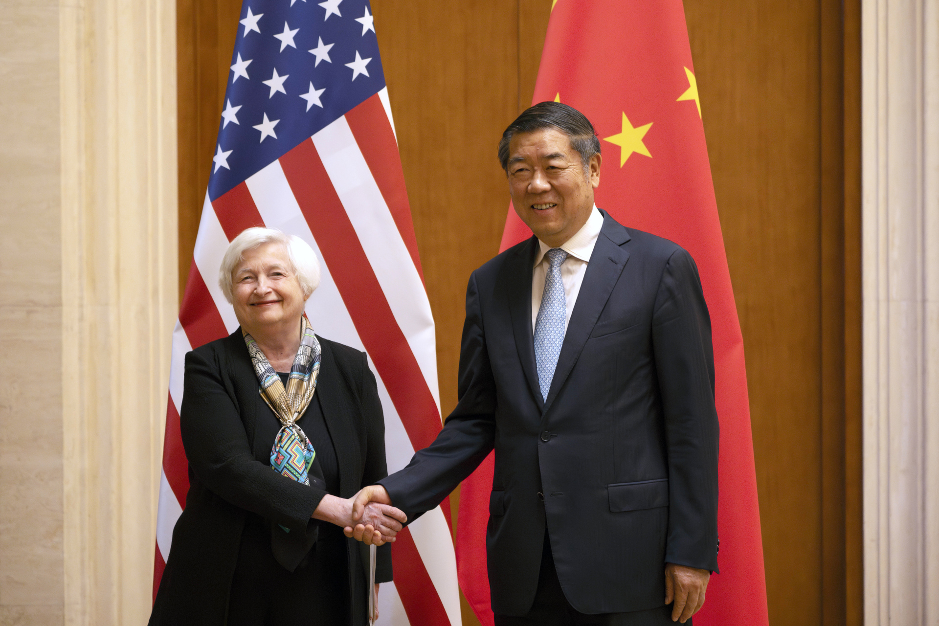 La visita de Yellen se saldó con reuniones de alto nivel para mejorar la comunicación entre ambos. (AP)