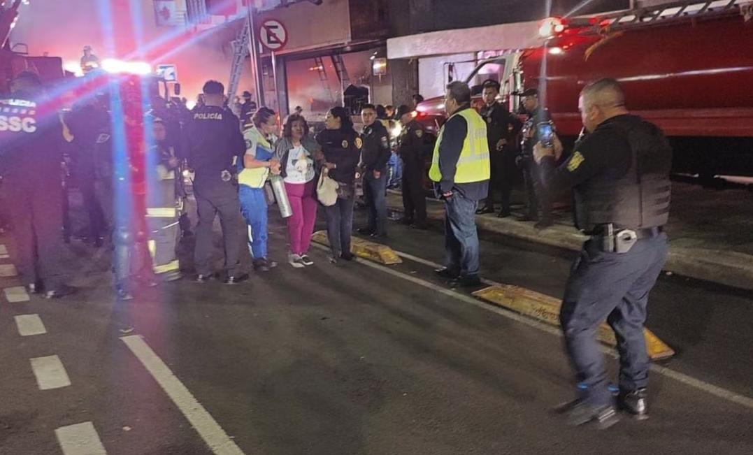 Un cortocircuito en la subestación eléctrica en la planta baja del inmueble provocó un denso humo negro, por lo que los huéspedes del hotel tuvieron que evacuar sus habitaciones y colocarse en la azotea.