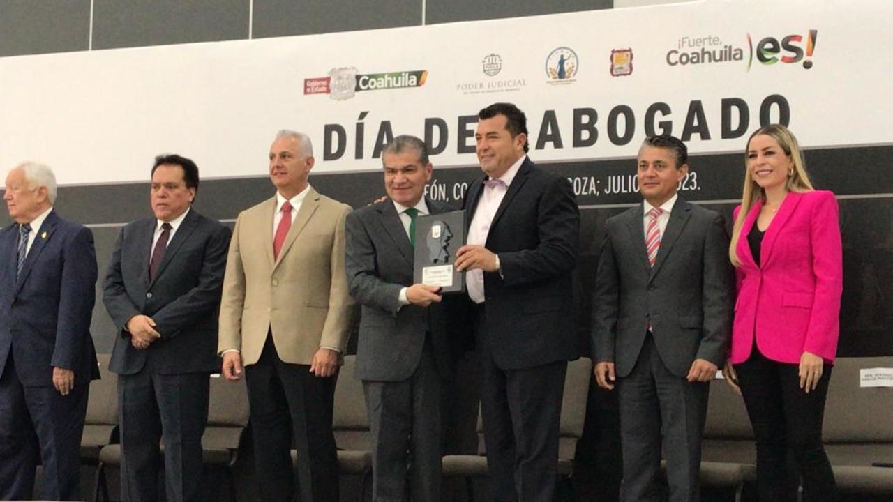 Conmemoran en Torreón el Día del Abogado, con la participación de 17 barras y colegios de profesionistas. (FERNANDO COMPEÁN / EL SIGLO DE TORREÓN)