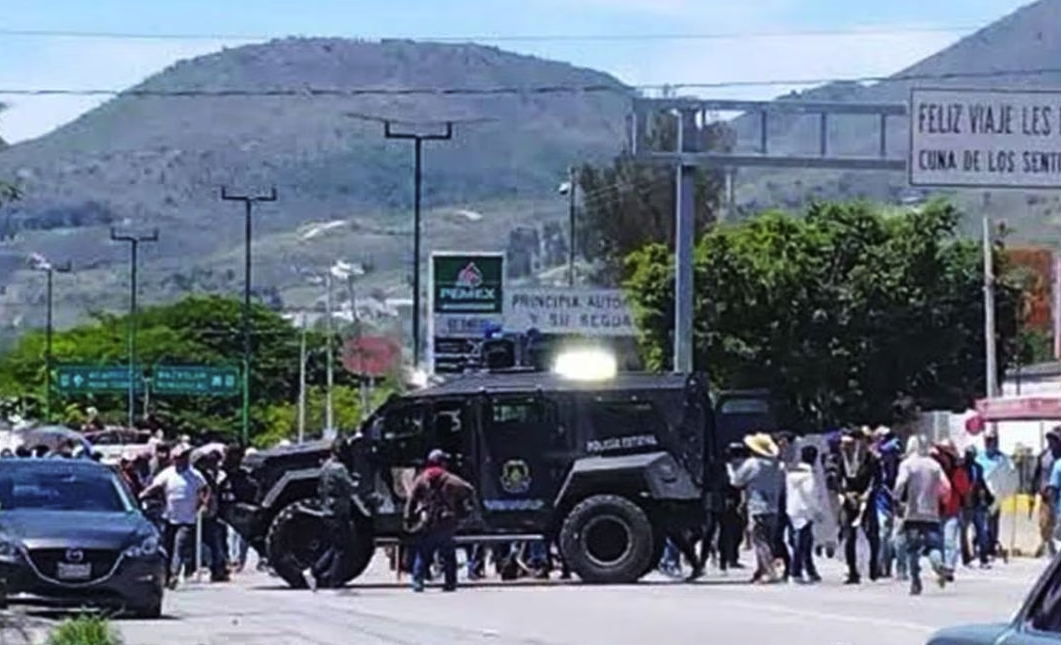 Nuevamente, pobladores de comunidades vinculadas con el grupo criminal 'Los Ardillos' regresaron esta mañana de martes 11 de julio a bloquear la Autopista del Sol.
