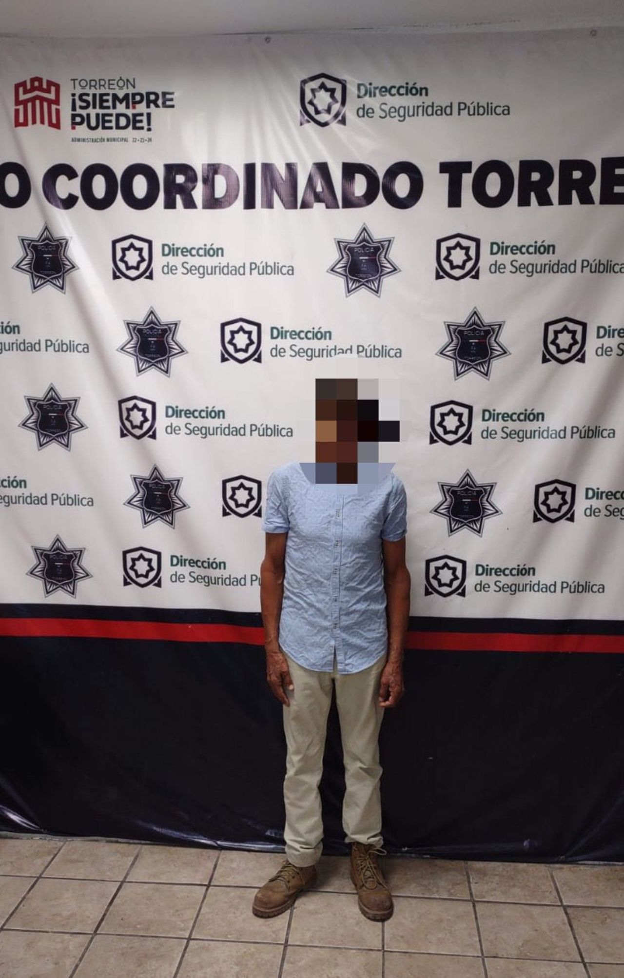 El hombre lanzó piedras contra una patrulla de la Policía Municipal así que fue detenido.