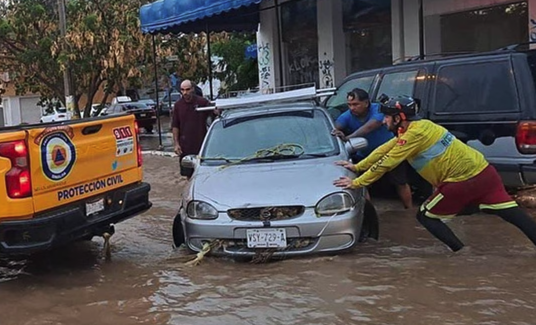 Las lluvias obligaron al cierre de las operaciones del aeropuerto internacional de Mazatlán y activaron a los cuerpos de auxilio y del Ejército. (ESPECIAL)