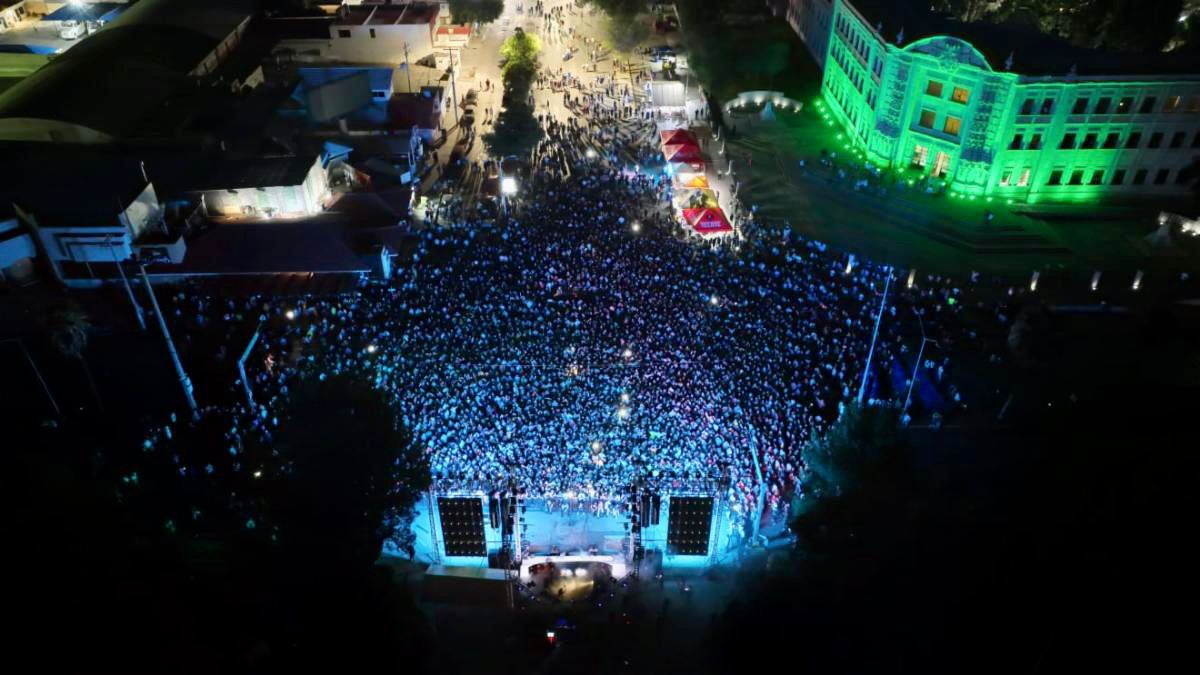 A partir de las 20:45 horas se presentará el grupo local de música country Cuellos Rojos.