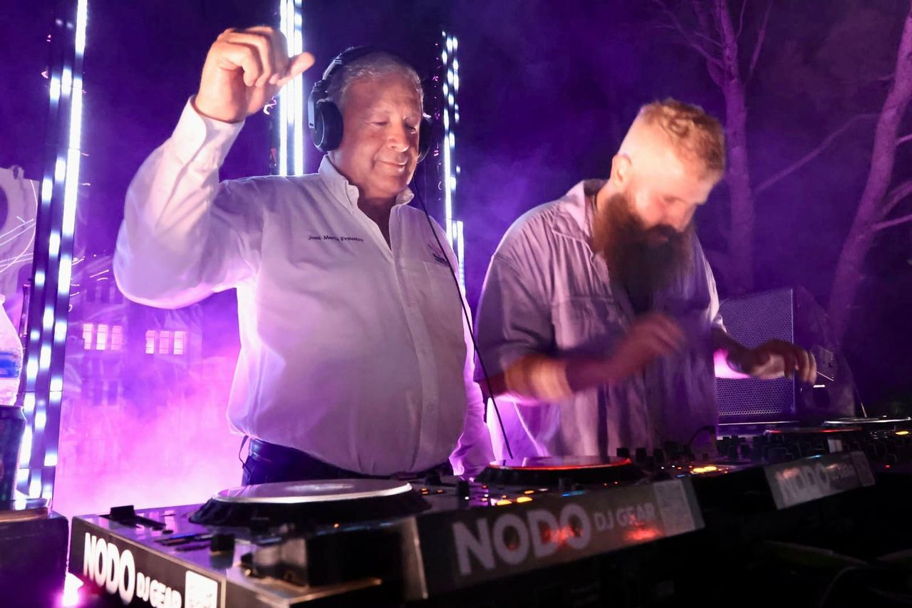 Henry Fong, DJ estadounidense, puso a bailar a saltillenses en el cruce del bulevar Venustiano Carranza y avenida Universidad.
