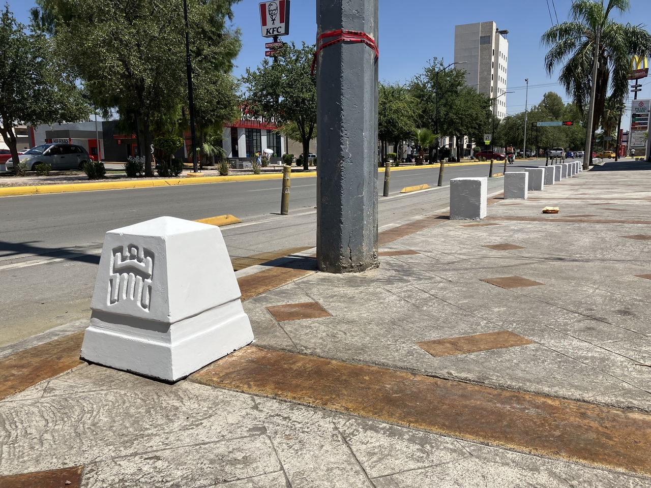 Siguen generando polémica los bolardos instalados por el Municipio de Torreón.
