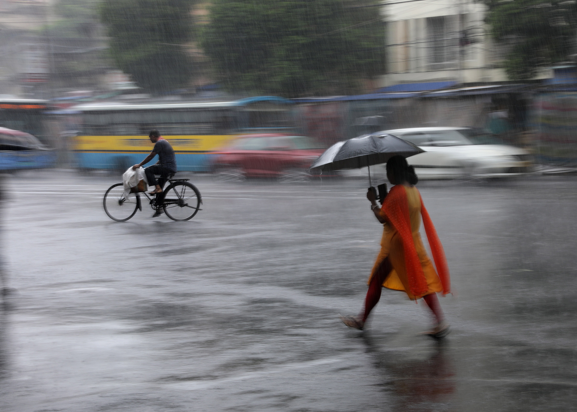 En Nueva Delhi, tres niños murieron el pasado viernes cuando intentaban nadar en una zanja inundada de agua. (ARCHIVO)