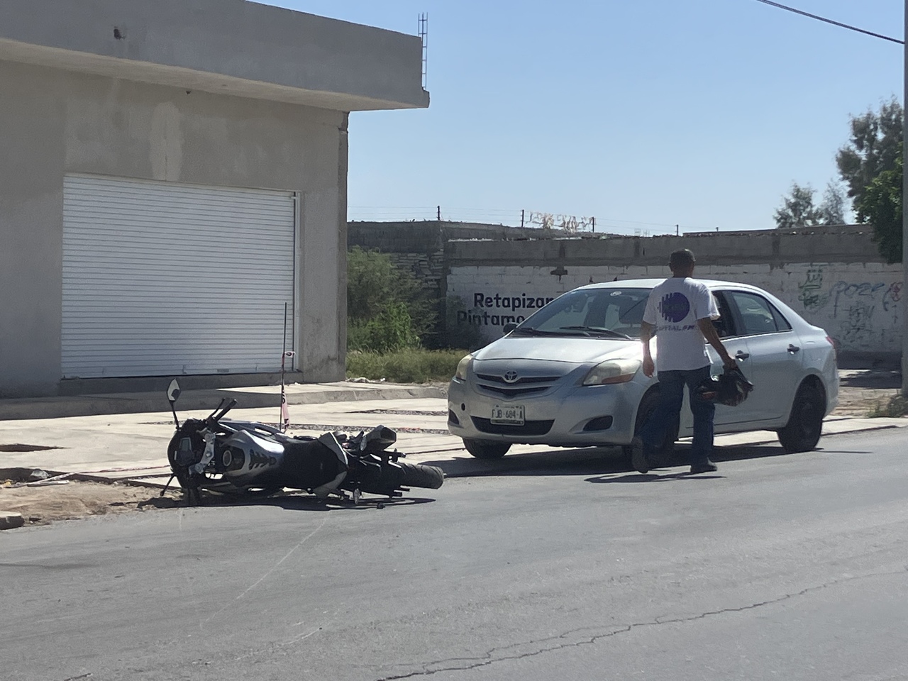 El motociclista resultó con lesiones que no comprometen su vida.