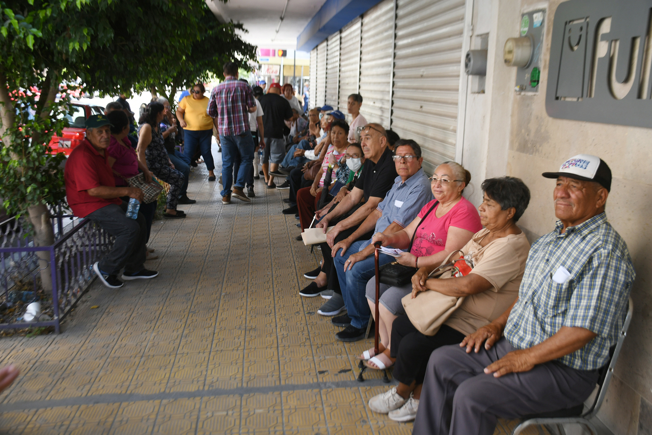 Una numerosa fila de beneficiarios de la pensión, fue la que se generó a las afueras del banco de Bienestar en Torreón. (EL SIGLO DE TORREÓN)