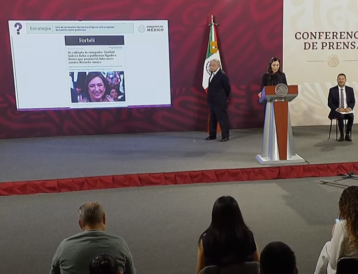 Elizabeth García Vilchis tampoco dejó de mencionar a Xóchitl Gálvez, aspirante opositora a la Presidencia, pero la llamó 'la señora X'. (ESPECIAL)