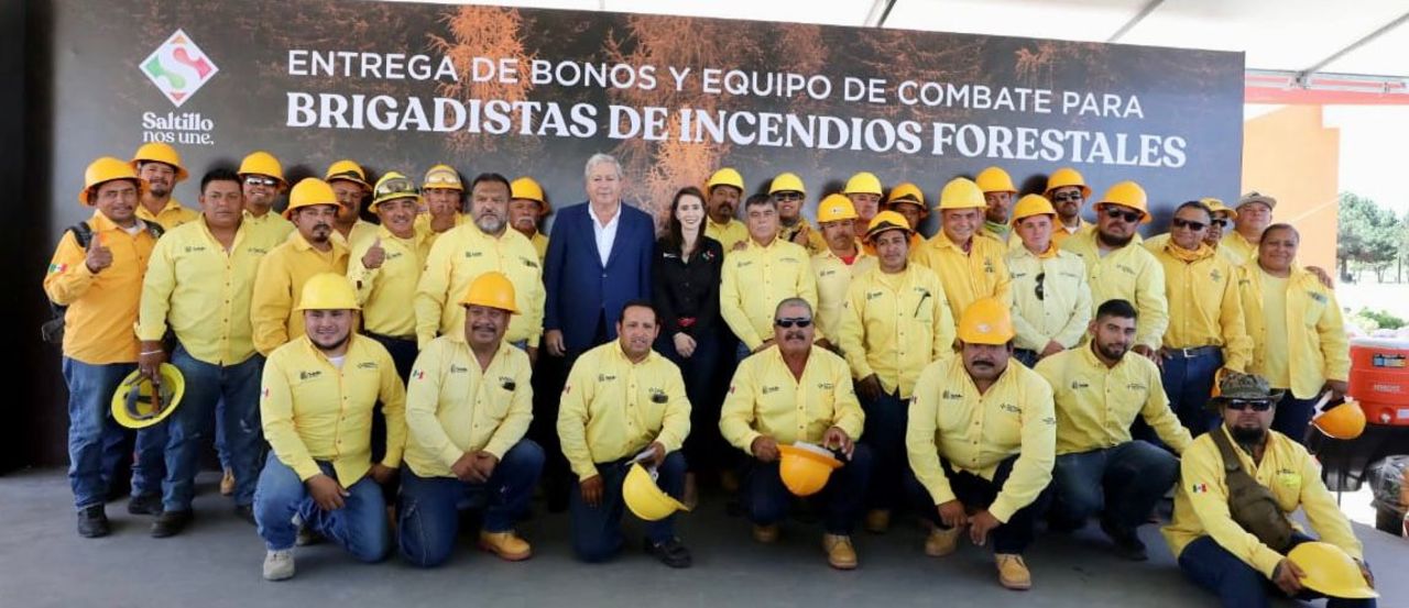 A los brigadistas se les entregó equipo como pantalones, camisas, gorras, botas, cascos, guantes, lámparas, mochilas y cantimploras.