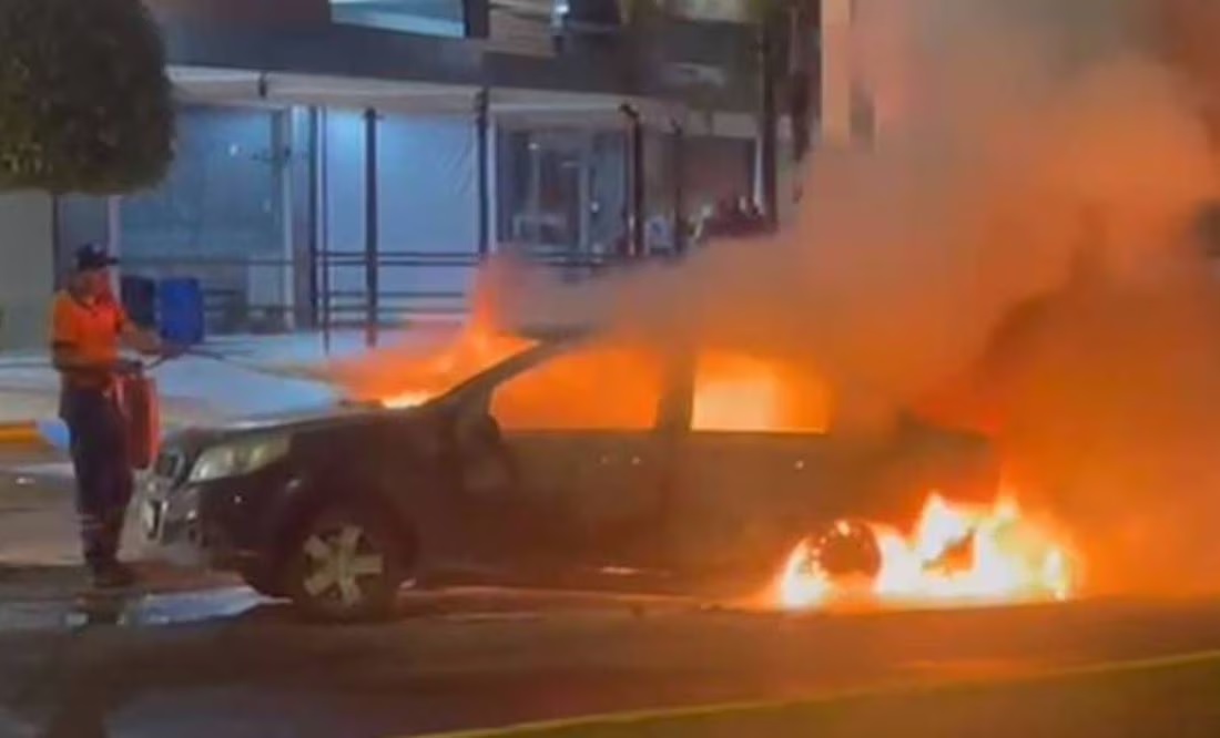Las bombas incendiarias fueron lanzadas durante la madrugada de este viernes en el Barrio Zapotal. (EL UNIVERSAL)
