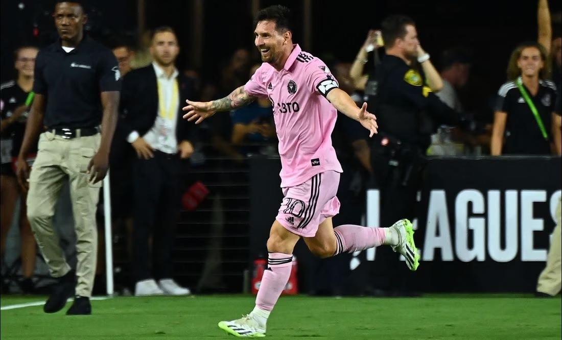 Messi partió como suplente e ingresó al duelo en sustitución de Benjamin Cremaschi, en el minuto 54. (AFP)