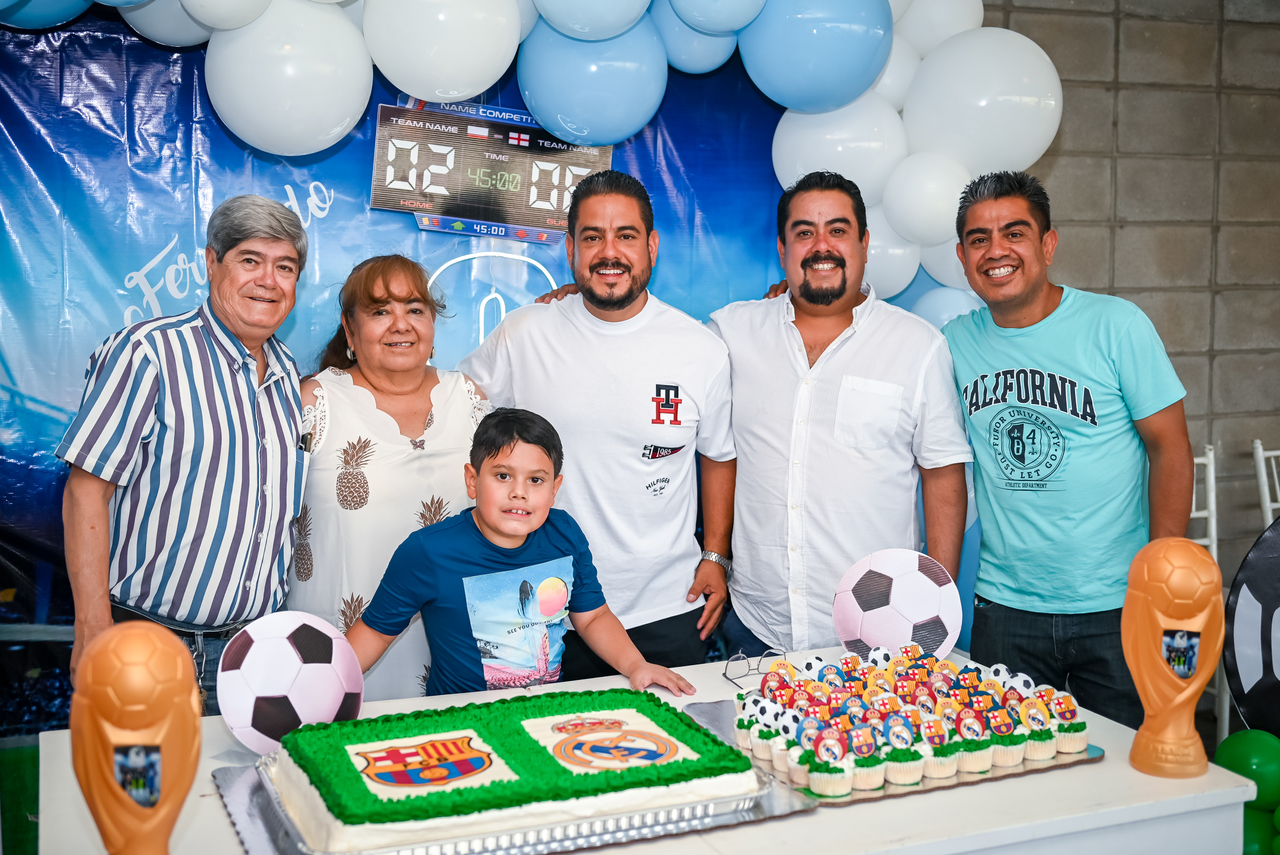 Marco Antonio Andrade, Soraya Licera, Fernando Andrade, Alejandro Andrade y Marco Antonio Andrade junto al festejado, Christian Andrade Martínez.
