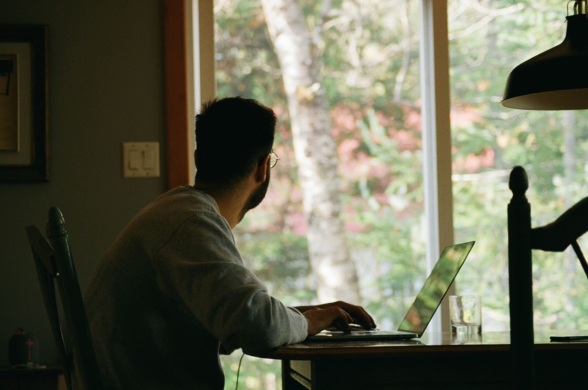 En general, los empleados realizan una media de 6.4 días al mes de teletrabajo, con algunas diferencias por tamaño de empresa y sectores. (ARCHIVO)